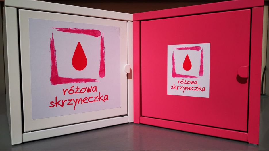 Wrocław. Środowisko akademickie pomaga. Różowe skrzyneczki na Uniwersytecie Wrocławskim