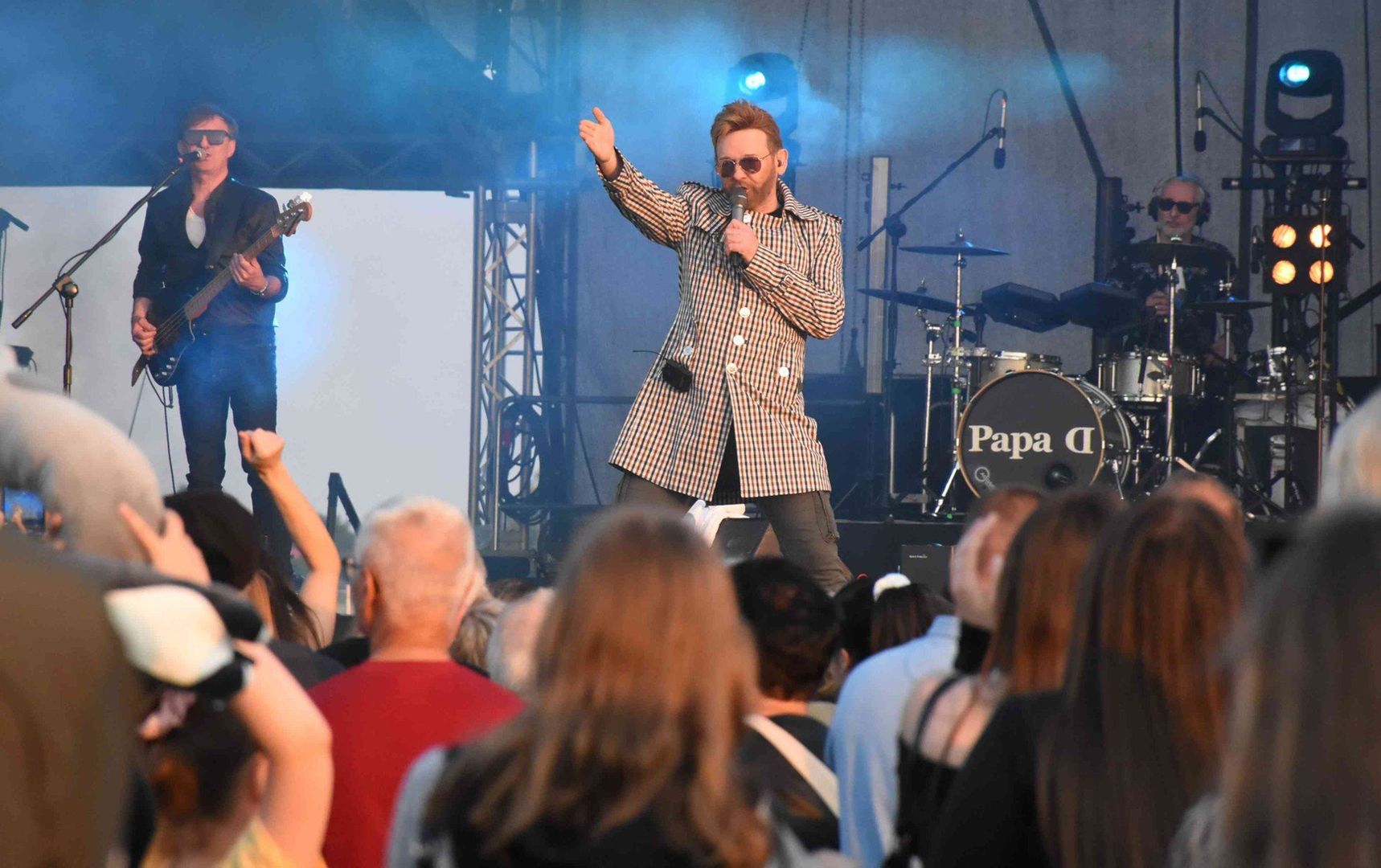 Piknik Organizacji Pozarządowych to idealna okazja, by spędzić dzień z rodziną i znajomymi, wspierając jednocześnie lokalne inicjatywy. Koncert zespołu Papa D będzie bez wątpienia główną atrakcją dnia.Zespół Papa D to legenda polskiej sceny muzycznej, znany z takich hitów jak „Naj Story”, „Monaliza” czy „Kamikaze wróć”. Ich pełne energii występy zawsze rozgrzewają publiczność do czerwoności, a charyzma Pawła Stasiaka sprawia, że każdy koncert jest niezapomnianym przeżyciem. Podczas Pikniku usłyszymy zarówno kultowe utwory, jak i nowe kompozycje, które z pewnością porwą wszystkich do tańca.Program pełen atrakcjiPoza koncertem Papa D, uczestników Pikniku czeka wiele innych atrakcji:Prezentacje lokalnych organizacji pozarządowych: Dowiedz się, jakie inicjatywy realizowane są w Twojej okolicy i jak możesz w nie zaangażować się.Animacje dla dzieci: Warsztaty plastyczne, dmuchańce i inne aktywności sprawią, że najmłodsi będą się świetnie bawić.Strefa relaksu i gastronomii: Pyszne przekąski i napoje od lokalnych dostawców.Konkursy i zabawy: Z nagrodami dla dzieci i dorosłych.