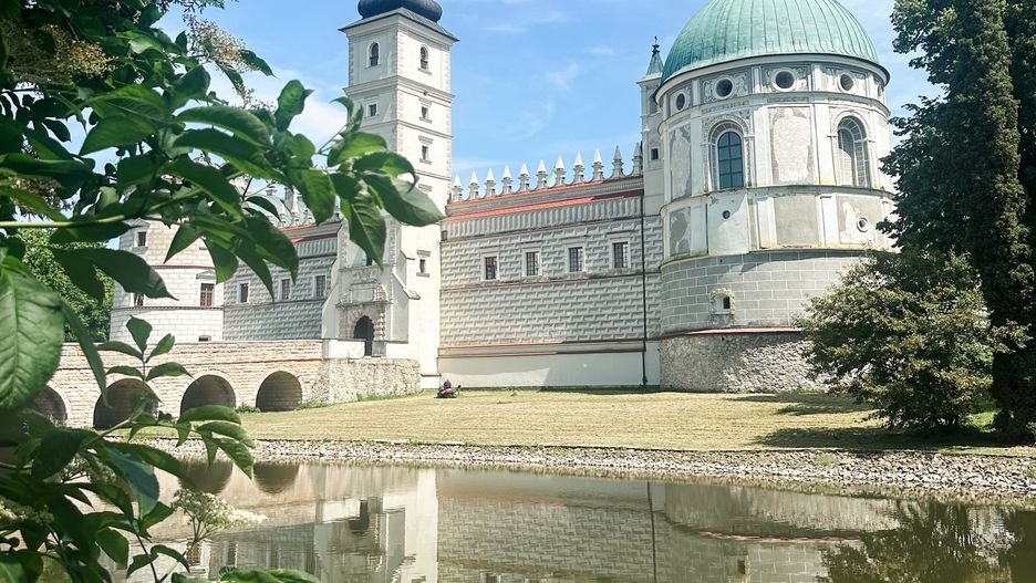 Zamek w Krasiczynie przywodzi na myśl słynne zamki nad rzeką Loa