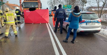 Tragedia na Mazurach. W pierwszy dzień zimowych ferii 12-latek wpadł pod koła ciężarówki