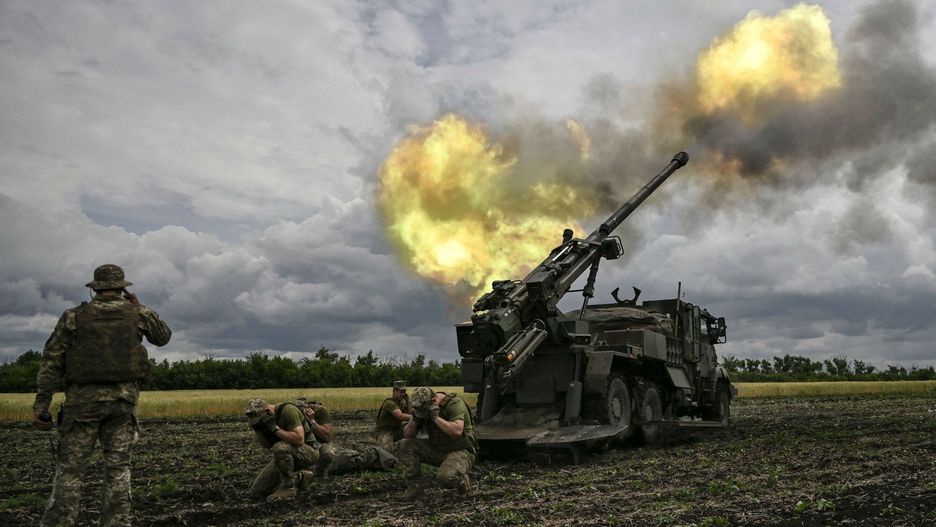 Ukrai?cy u?ywaj? francuskiej broni
Ukrainian servicemen fire with a French self-propelled 155 mm/52-calibre gun Caesar towards Russian positions at a front line in the eastern Ukrainian region of Donbas on June 15, 2022. - Ukraine pleaded with Western governments on June 15, 2022 to decide quickly on sending heavy weapons to shore up its faltering defences, as Russia said it would evacuate civilians from a frontline chemical plant. (Photo by ARIS MESSINIS / AFP)
ARIS MESSINIS