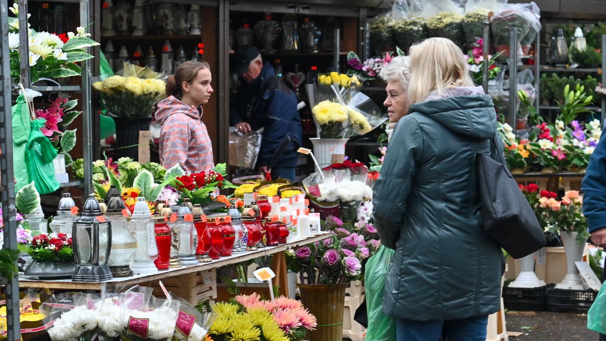Szczecin, 29.10.2023. Sprzedaż zniczy przy Cmentarzu Centralnym w Szczecinie, 29 bm. Trwają przygotowania do dnia Wszystkich Świętych, który w kościele katolickim odbywa się 1 listopada. (aldg) PAP/Marcin Bielecki
