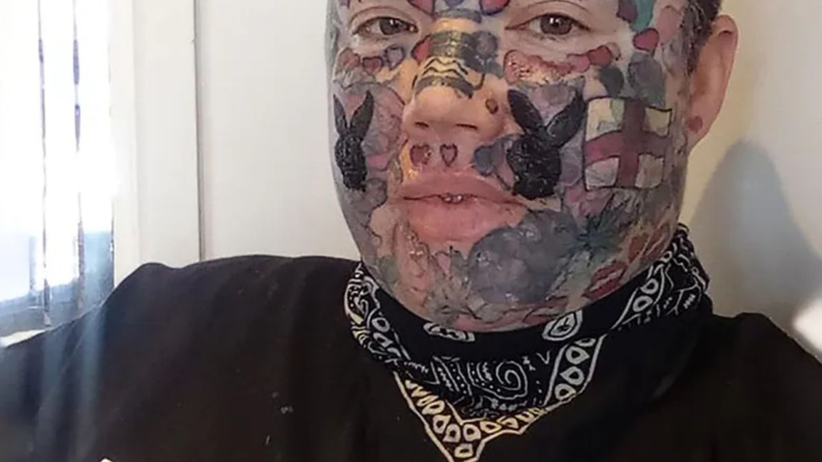 Nie może znaleźć pracy przez tatuaże. Jak wygląda bez nich?