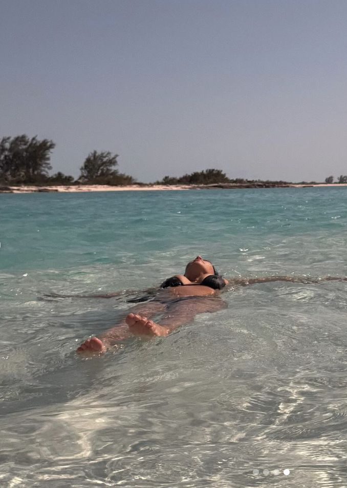 Fani wyśmiewają Kim Kardashian, która nurkuje w wodzie do kolan