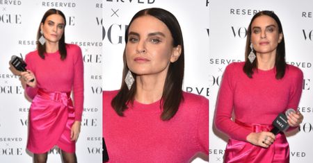 Fuksjowa Joanna Horodyńska wymachuje zawadiacko mikrofonem na premierze kolekcji Reserved