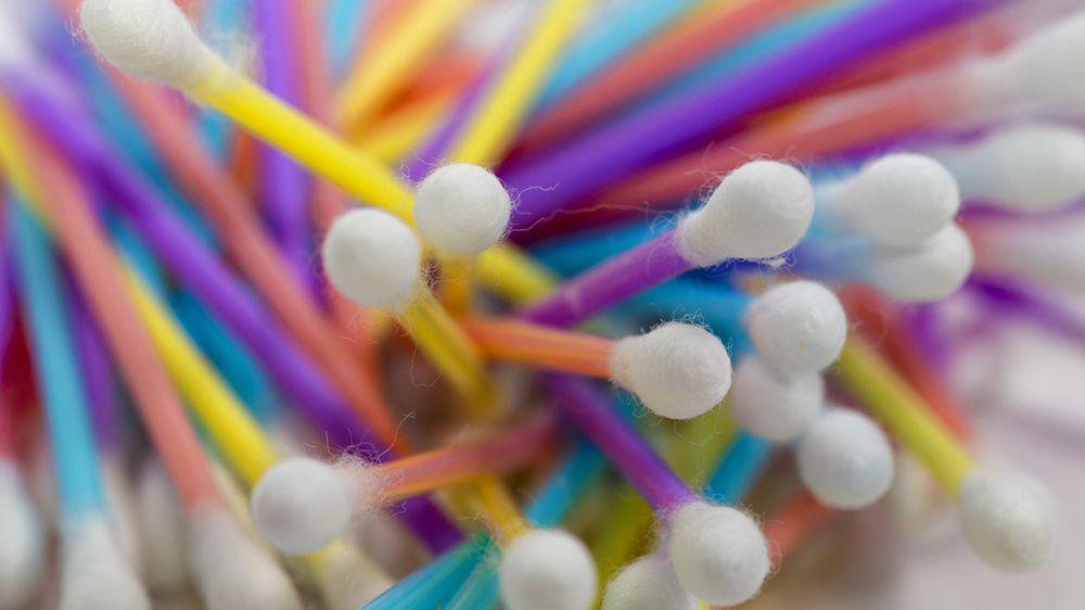 Krótka historia patyczków higienicznych. Dlaczego używamy ich w niewłaściwy sposób?
