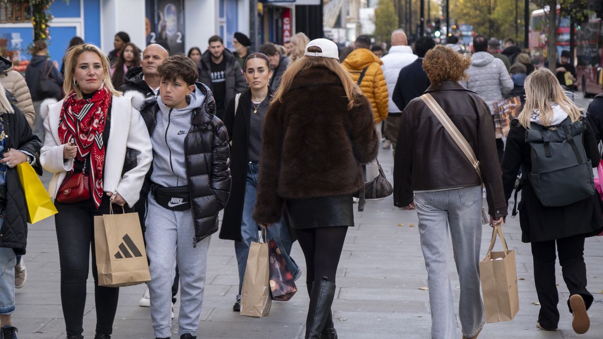 Shoppers with shopping bags and visitors out on Oxford Street on 28th November 2025 in London, United Kingdom. Oxford Street is a major retail centre in the West End of the capital and is Europes busiest shopping street with around half a million daily visitors to its approximately 300 shops, the majority of which are fashion and high street clothing stores. (photo by Mike Kemp/In Pictures via Getty Images)