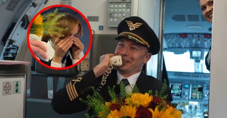 Scena jak z filmu. Pilot wyznał miłość stewardessie