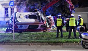 Wypadek karetki w Szczecinie. Jechała po chorego [Zdjęcia]