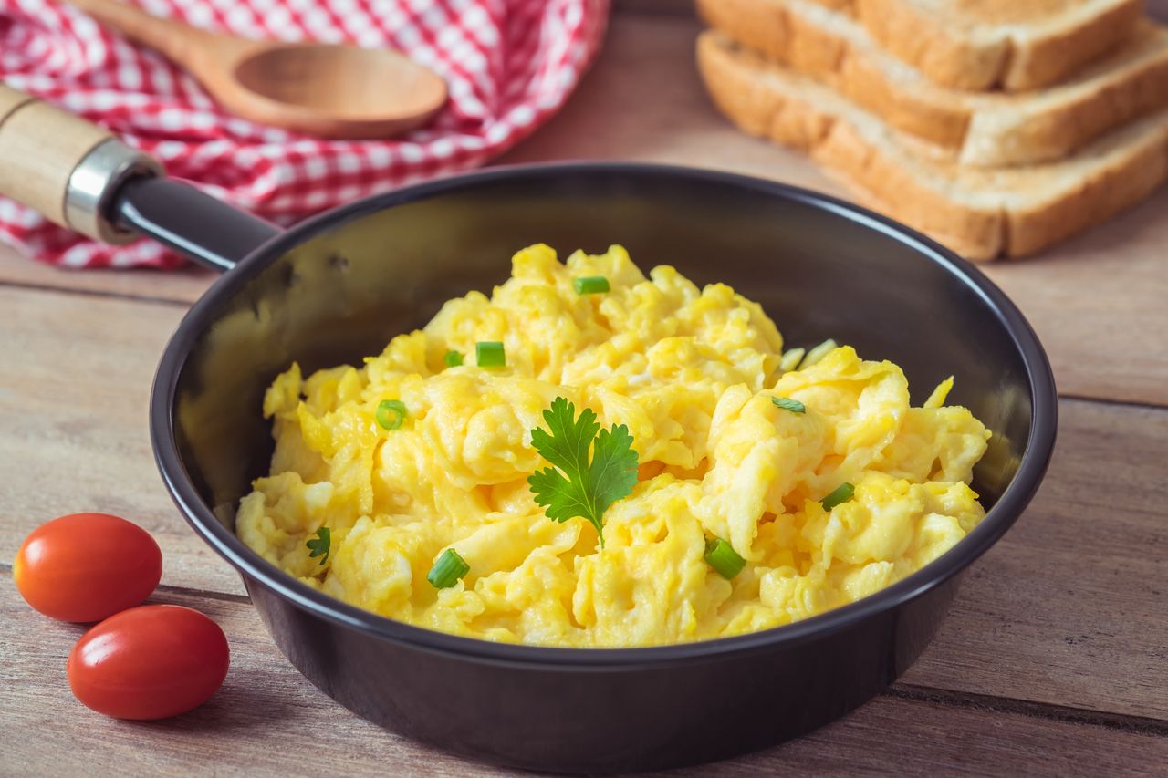 Jajecznica bez masła i oleju. Delikatny smak i kremowa konsystencja
