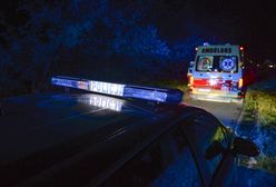 Auto wypadło z drogi i dachowało. Pięciu młodych mężczyzn w szpitalu