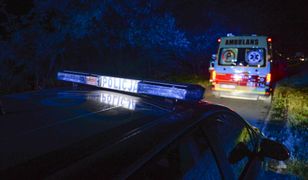 Auto wypadło z drogi i dachowało. Pięciu młodych mężczyzn w szpitalu