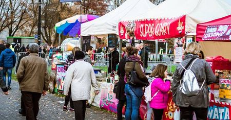 Popcorn, wata cukrowa, gofry czy kebaby – Wszystkich Świętych na Majdanku w Lublinie