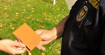 Uczeń podstawówki pokazał legitymację. Miał 23 lata