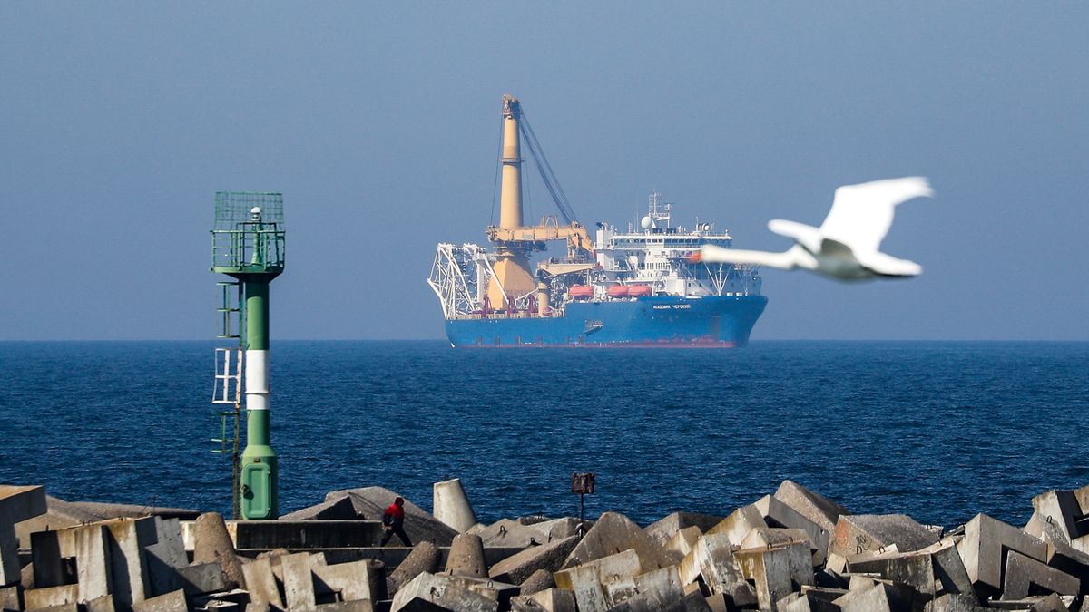 KALININGRAD, RUSSIA - MAY 4, 2020: The Akademic Chersky pipe layer is seen in the Gulf of Gdansk in the Baltic Sea. The pipelay vessel has arrived in the Baltic Sea from Nakhodka. According to Russia's energy minister Novak, Akademik Chersky could be involved in the construciton of the Nord Stream 2 pipeline. Vitaly Nevar/TASS (Photo by Vitaly Nevar\TASS via Getty Images)