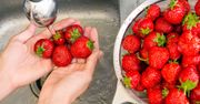 Nigdy nie rób tak z truskawkami przed ich płukaniem. Stracą cały smak