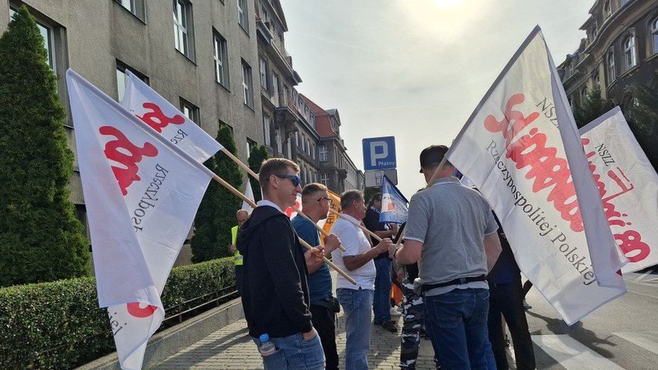 Protest górników i hutników w Katowicach. Chcą spotkania z premierem Tuskiem