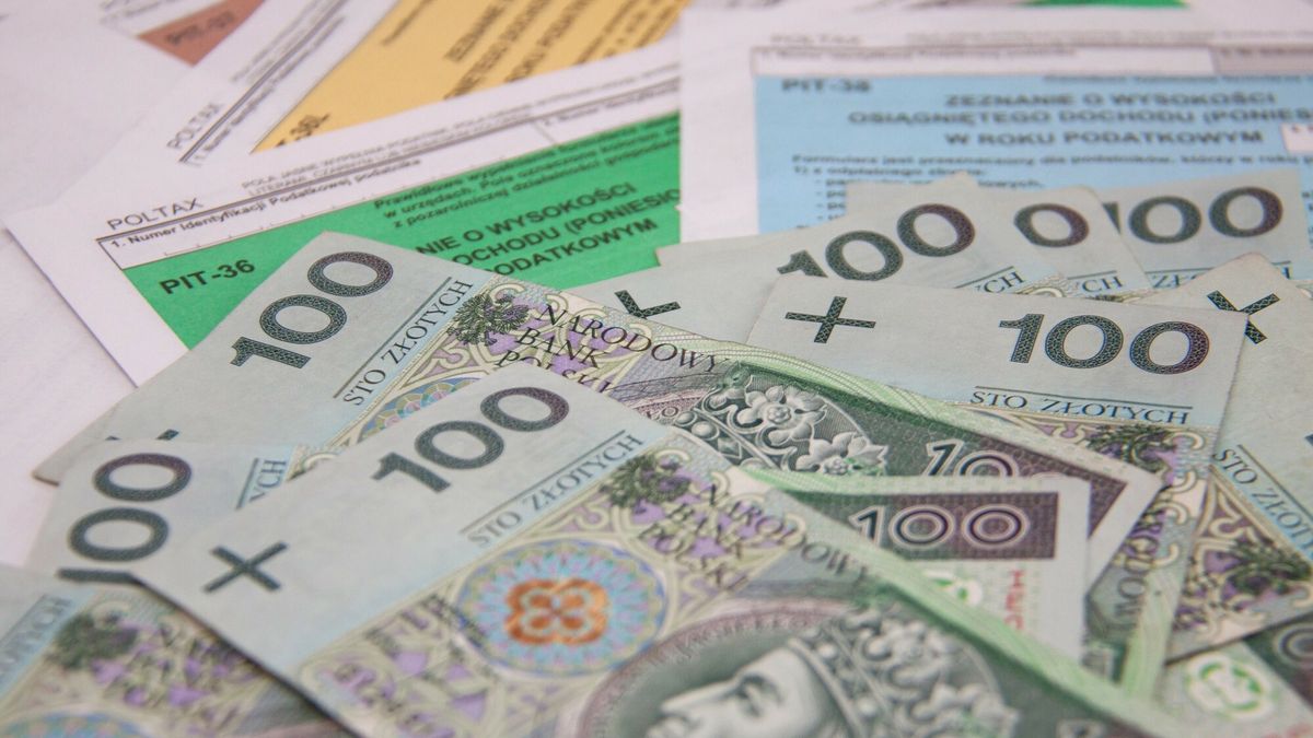 Pozosta?o kilka tygodnie na z?o?enie deklaracji podatkowych w USPHOTO: MACIEJ GOCLON/EAST NEWS 18/04/2011 POZOSTALO KILKA TYGODNI NA ZLOZENIE DEKLARACJI PODATKOWYCH I ZAPLATE PODATKU. NZ. NOMINALY 100PLN I PITYMACIEJ GOCLON