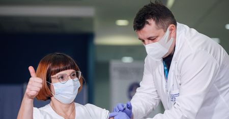 AstraZeneca wciąż w grze. Zawieszenia szczepień w Polsce nie będzie. "Nie mamy przypadku zgonu"