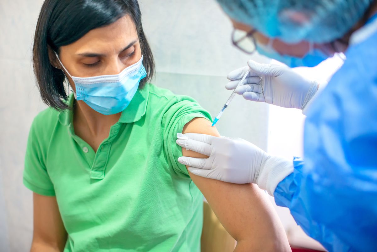 Rząd zapewnia, że trzeciej dawki szczepionki dla chętnych nie zabraknie 
