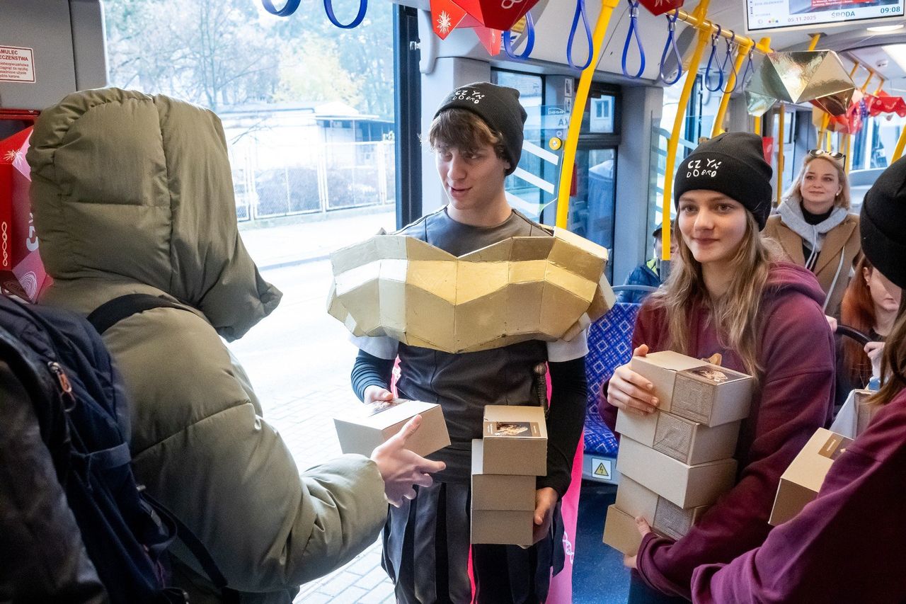 Bydgoszcz: "Rogalowa bimba". Pasażerowie linii nr 9 otrzymali rogale