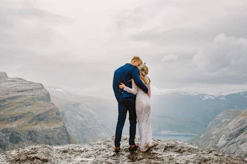 14 godzin pieszej wędrówki zaowocowało pięknymi zdjęciami ślubnymi w norweskich górach 10