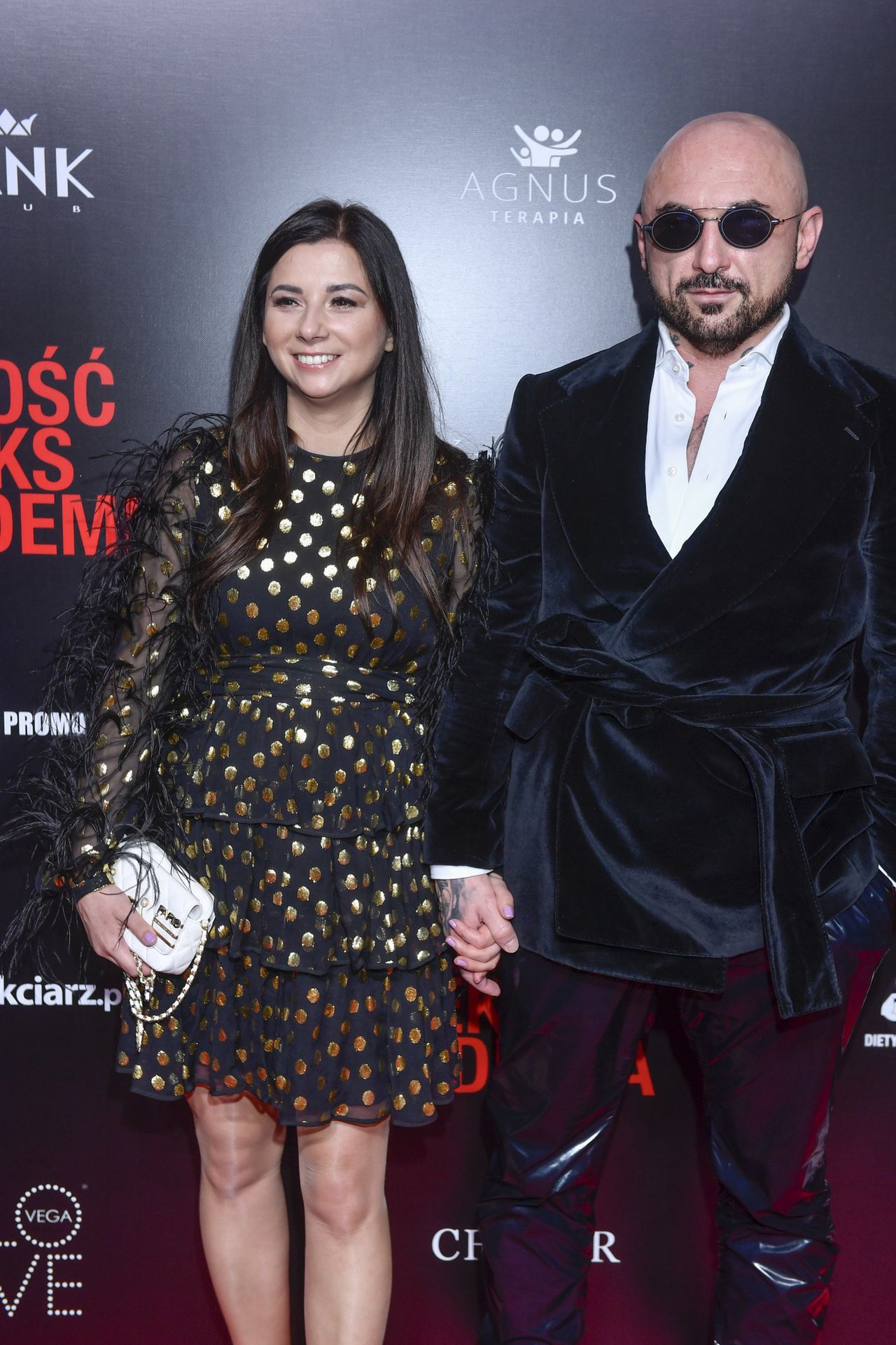 Patryk Vega z żoną na premierze filmu "Miłość, seks & pandemia" 