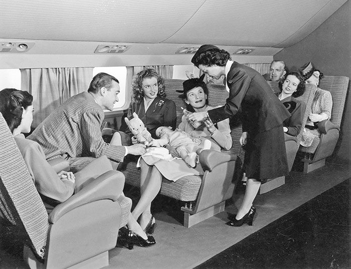 Reklama dla American Airlines, rok 1945. Marilyn bacznie przygląda się stewardessie, która podaje mleko.