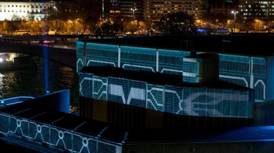 TRON na ścianie szpitala 1