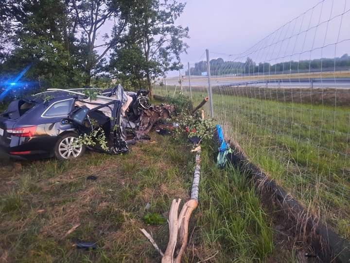 Uderzenie było tak silne, że silnik osobowej skody znaleziono kilka metrów od auta Źródło: OSP w Zaczarniu/