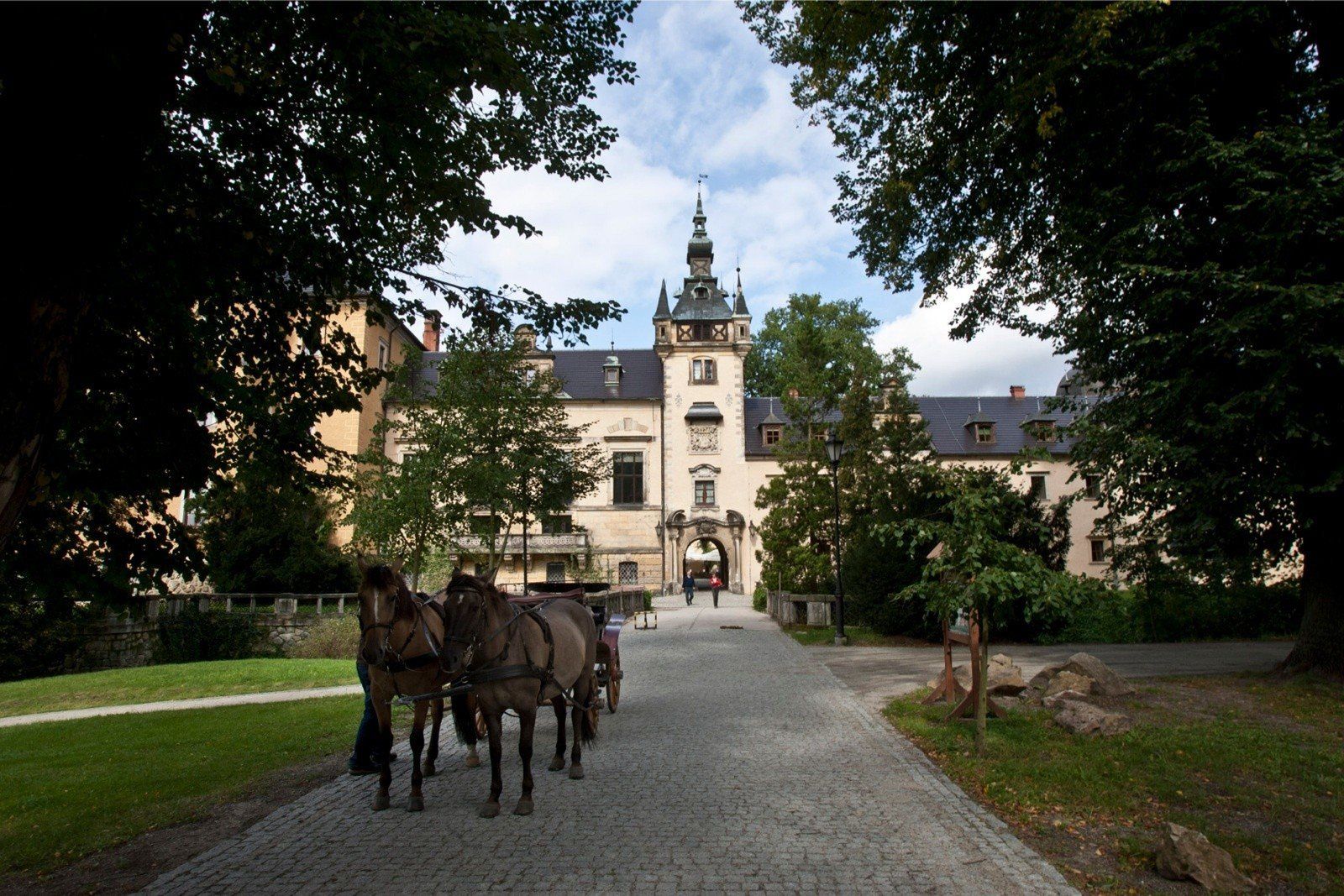 Zamek w Kliczkowie: przechadzka po cmentarzu koni