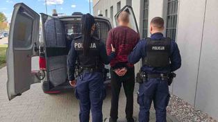 Piła. Strzelał do ludzi z balkonu. Nie wpuścił policji do mieszkania, zgłaszając, że dobijają się kominiarze.