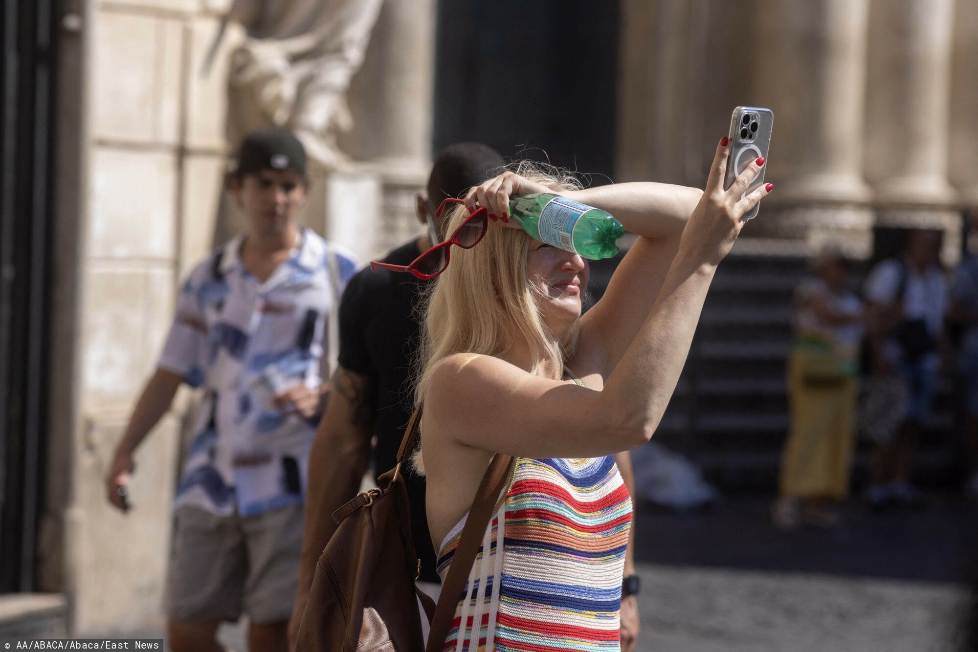 Czerwony alert we W?oszech z powodu upa?�w
ROME, ITALY - AUGUST 13: A woman, covering her eyes with her arms, tries to take a photo as the country is bracing for another wave of extreme heat in Rome, Italy on August 13, 2024. Italian Health Ministry issued a 'red alert' for 22 cities across the country, marking the highest risk level due to soaring temperatures. Pablo Esparza / Anadolu/ABACAPRESS.COM
AA/ABACA