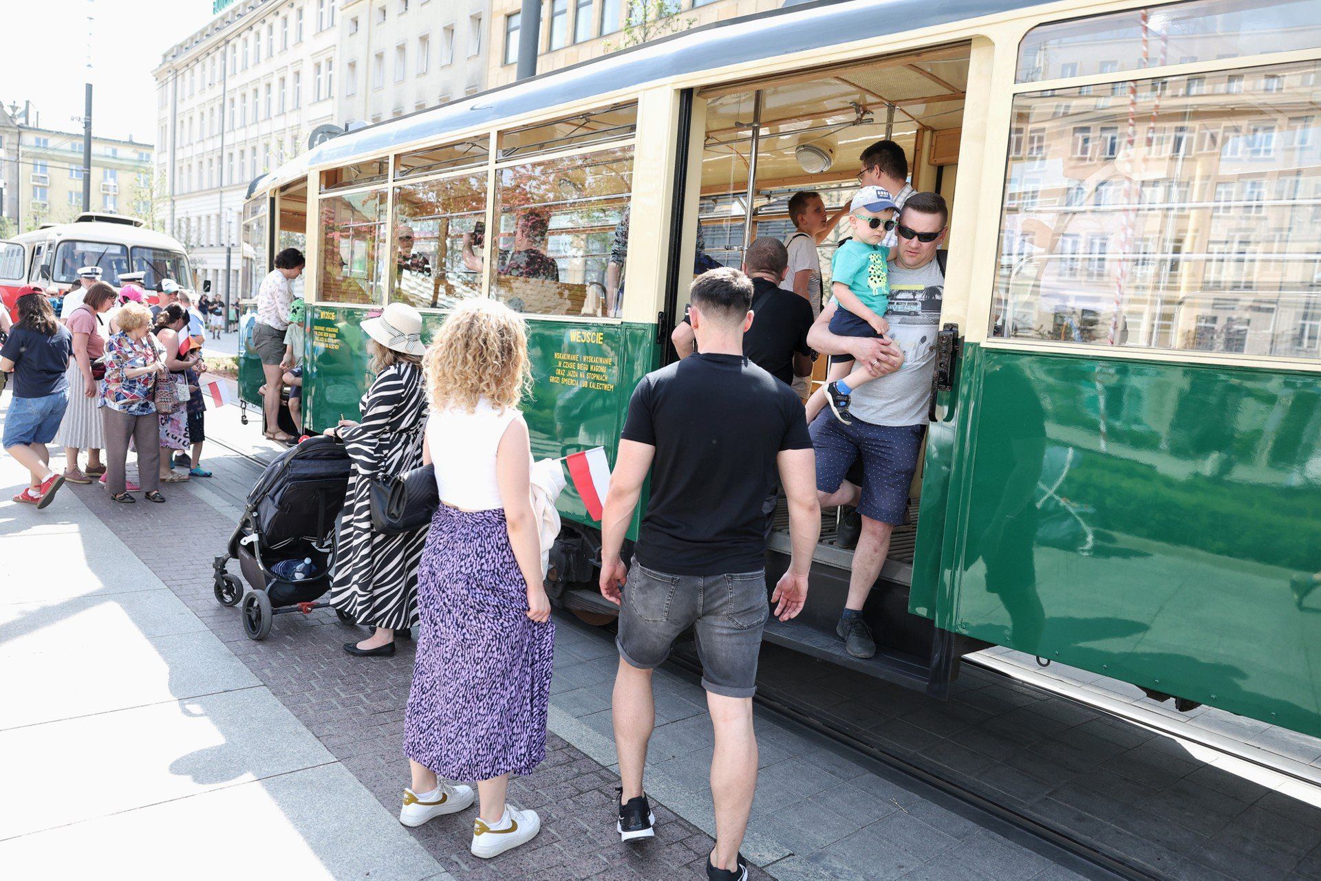03.05.2024, AJ POZNAN , PLAC WOLNOSCI , OBCHODY SWIETA KONSTYTUCJI 3 MAJA , zabytkowe tramwaje i autobusy NZ . GLOS WIELKOPOLSKI. FOT. ADAM JASTRZEBOWSKI/POLSKA PRESS