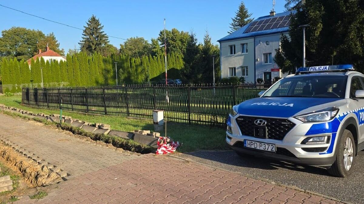 Policja wyjeżdżająca z komisariatu