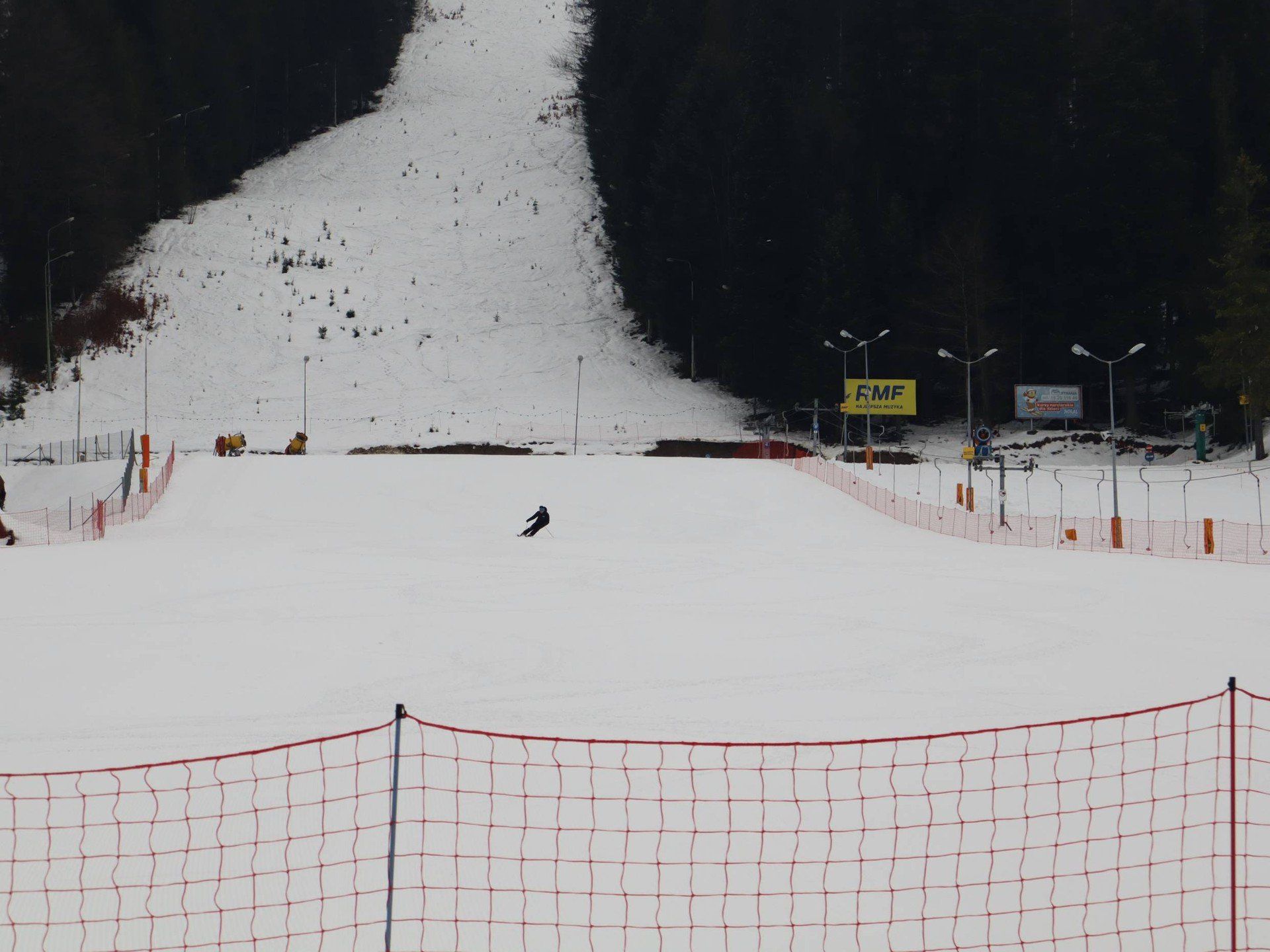 Narciarze pod Nosalem i Wielką Krokwią w Zakopanem