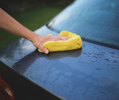 Mycie samochodu przed domem. Uwaga na wysokie mandaty