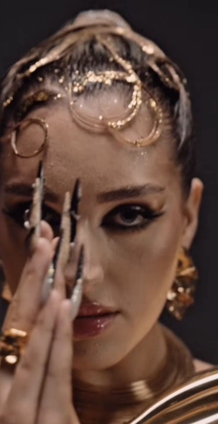 Caroline Derpieński na planie teledysku