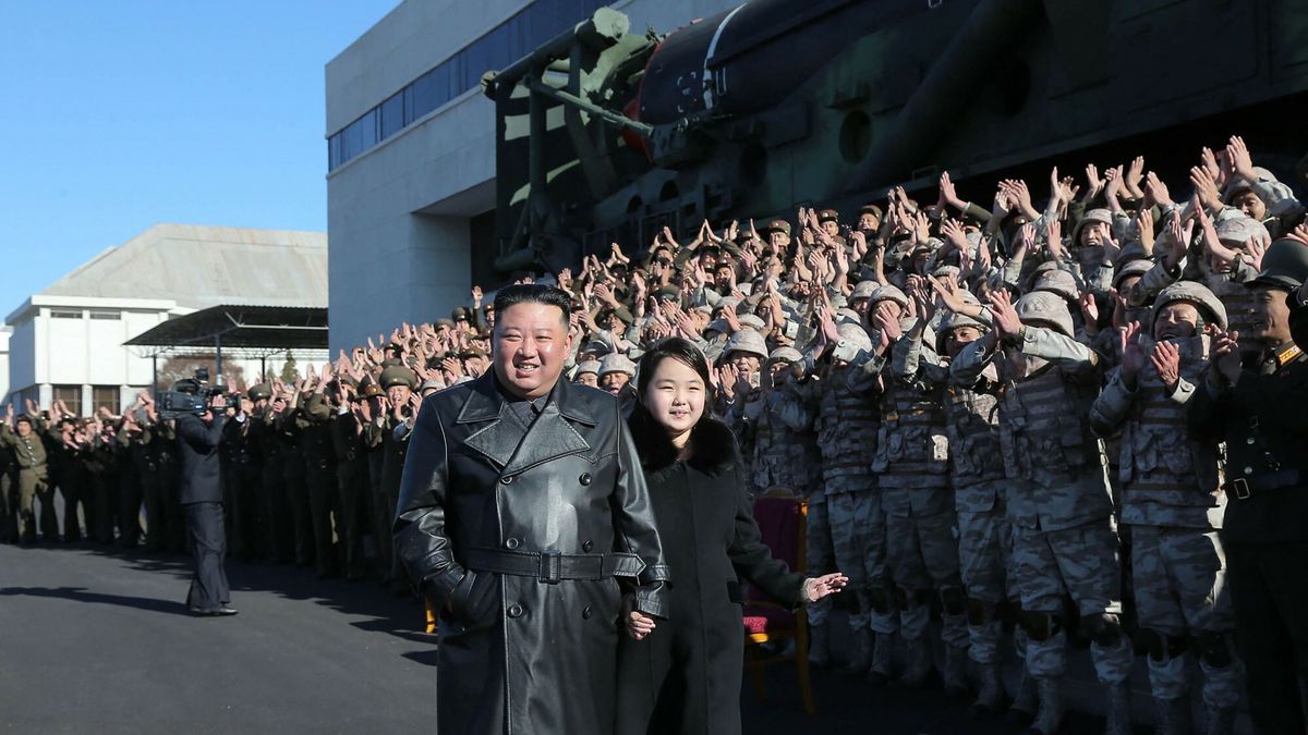 Kim Jong Un z c�rk? dzi?kuj? za mi?dzykontynentalny pocisk balistyczny
This undated picture released from North Korea's official Korean Central News Agency (KCNA) on November 27, 2022 shows North Korea's leader Kim Jong Un (centre L) and his daughter (centre R) congratulating soldiers who contributed to the test-firing of the new intercontinental ballistic missile (ICBM), at an unknown location in North Korea. - North Korea has conducted a record-breaking blitz of missile launches in recent weeks and fears have grown that it is building up to a seventh nuclear test, its first since 2017. (Photo by KCNA VIA KNS / AFP) / South Korea OUT / REPUBLIC OF KOREA OUT
---EDITORS NOTE--- RESTRICTED TO EDITORIAL USE - MANDATORY CREDIT "AFP PHOTO/KCNA VIA KNS" - NO MARKETING NO ADVERTISING CAMPAIGNS - DISTRIBUTED AS A SERVICE TO CLIENTS / THIS PICTURE WAS MADE AVAILABLE BY A THIRD PARTY. AFP CAN NOT INDEPENDENTLY VERIFY THE AUTHENTICITY, LOCATION, DATE AND CONTENT OF THIS IMAGE --- /
STR