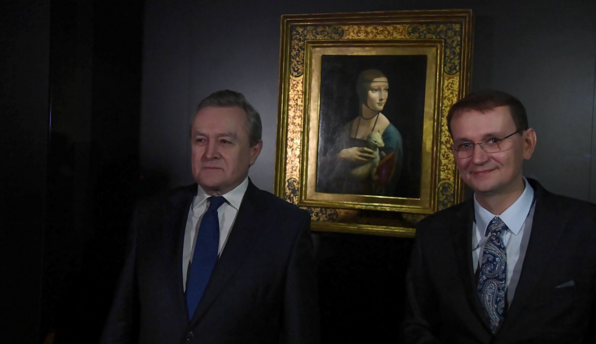 Wicepremier Piotr Gliński i dyrektor Muzeum Narodowego w Krakowie Andrzej Betlej przy obrazie ,,Dama z gronostajem” Leonarda da Vinci