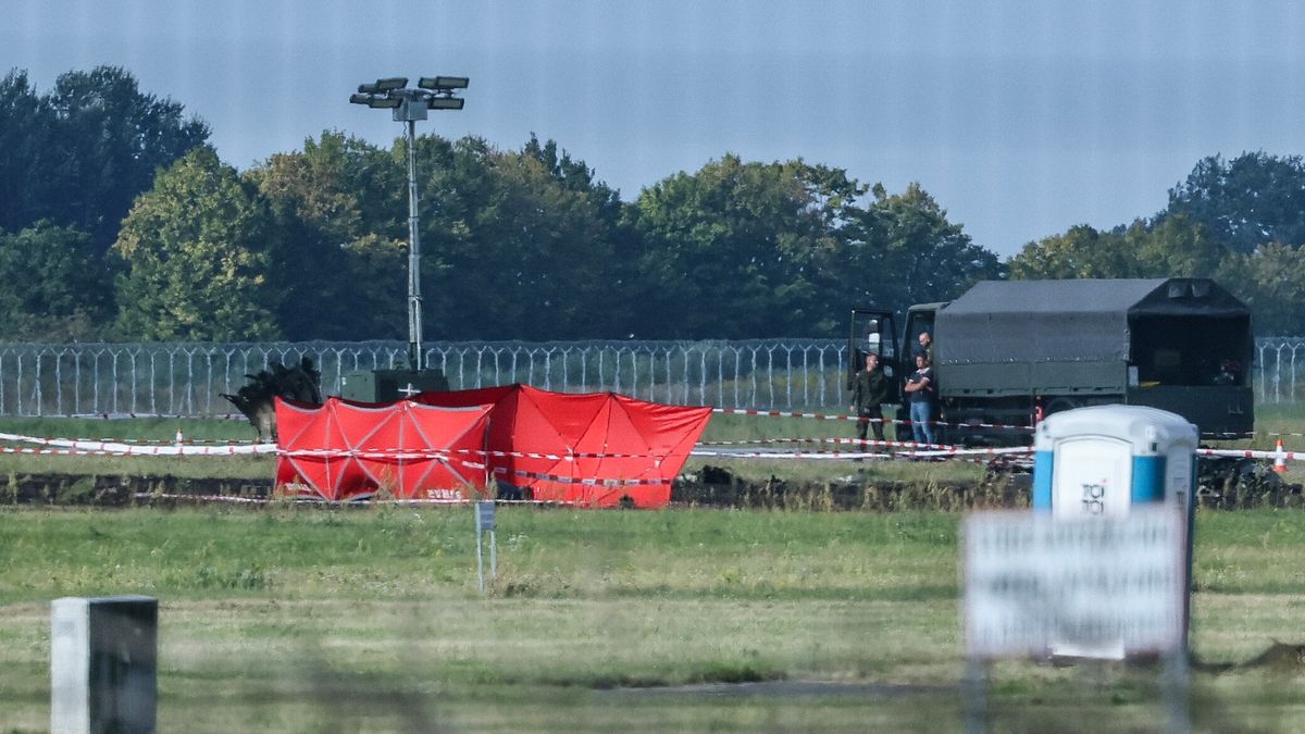 Radom, 29.08.2025. Miejsce katastrofy F-16 na terenie 42. Bazy Lotnictwa Szkolnego w Radomiu, 29 bm. 28 bm. podczas ćwiczeń przed pokazami AirSHOW w Radomiu rozbił się samolot F-16. W katastrofie zginął pilot Wojska Polskiego major Maciej ?Slab? Krakowian. (ad) PAP/Paweł Supernak