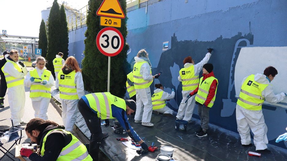 Wielki mural powstaje w Trzebini. Upamiętnił 130-lecie rafinerii