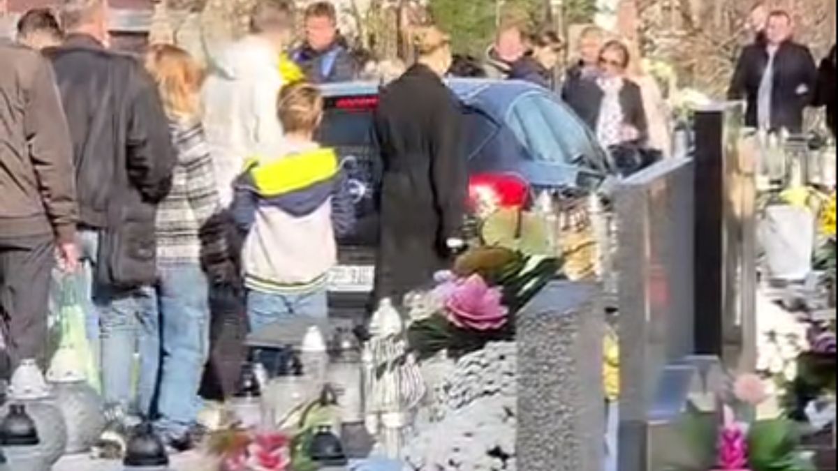 Opel między grobami.