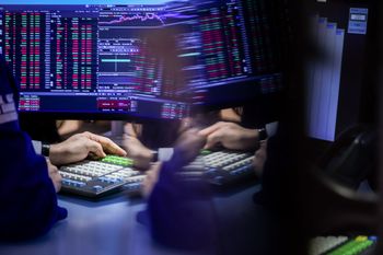 Czerwień dominuje na GPW. PGE i Pepco w górę, Allegro i CCC tracą