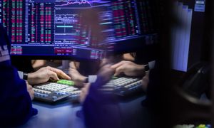 Czerwień dominuje na GPW. PGE i Pepco w górę, Allegro i CCC tracą