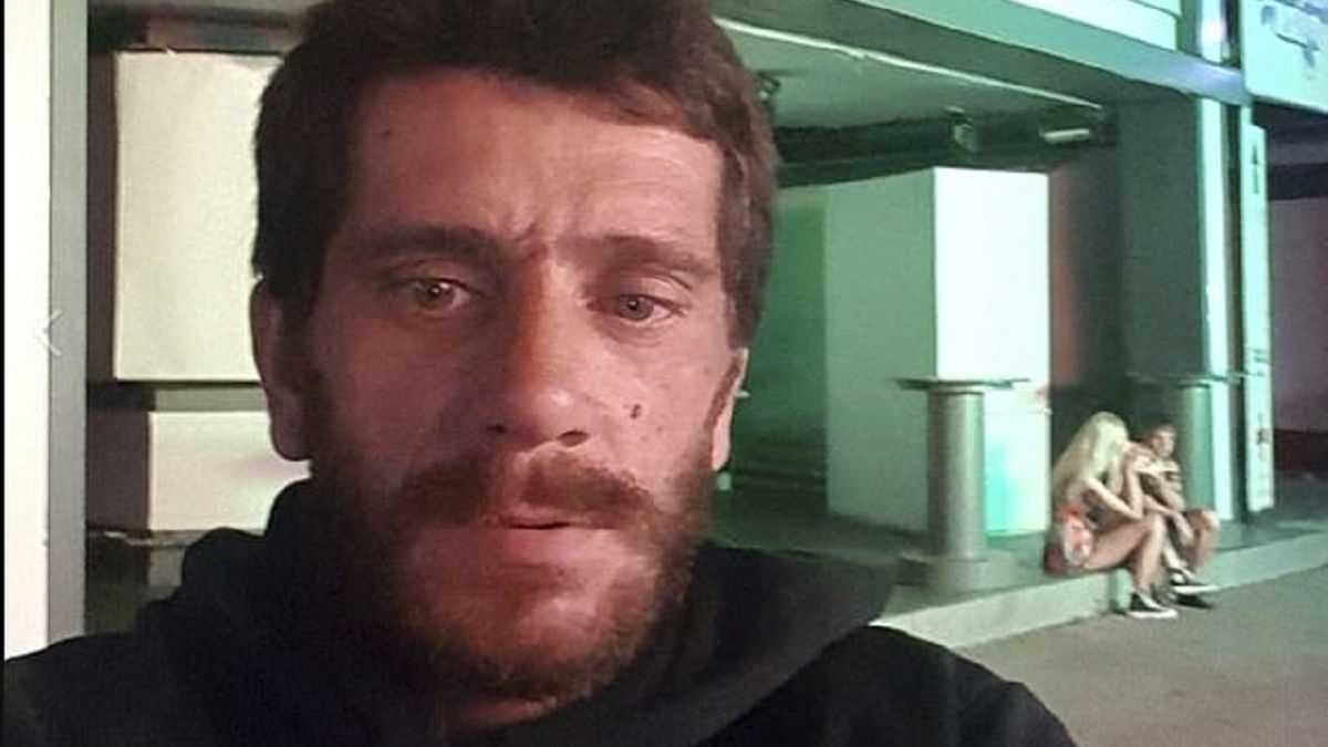 Dimitris Aspiotis, który znany jest również jako "bestia z Kavos", spadł z urwiska.