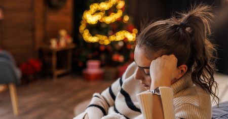 „Holiday Blues” – dlaczego w święta pogarsza się nastrój? Różnica między zimową depresją a świątecznym zmęczeniem