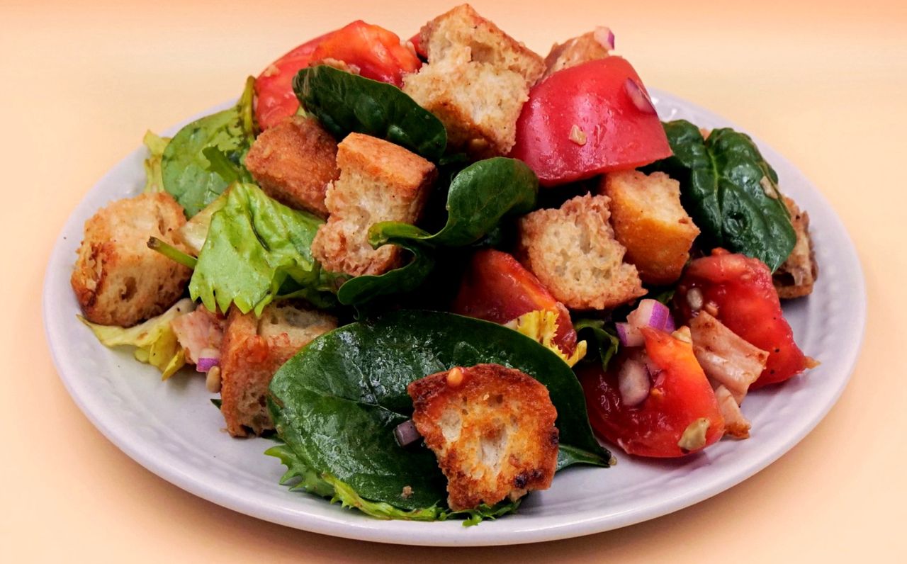 Czerstwy chleb nie musi kończyć w koszu. Zrobisz z niego dania, które zaskakują smakiem