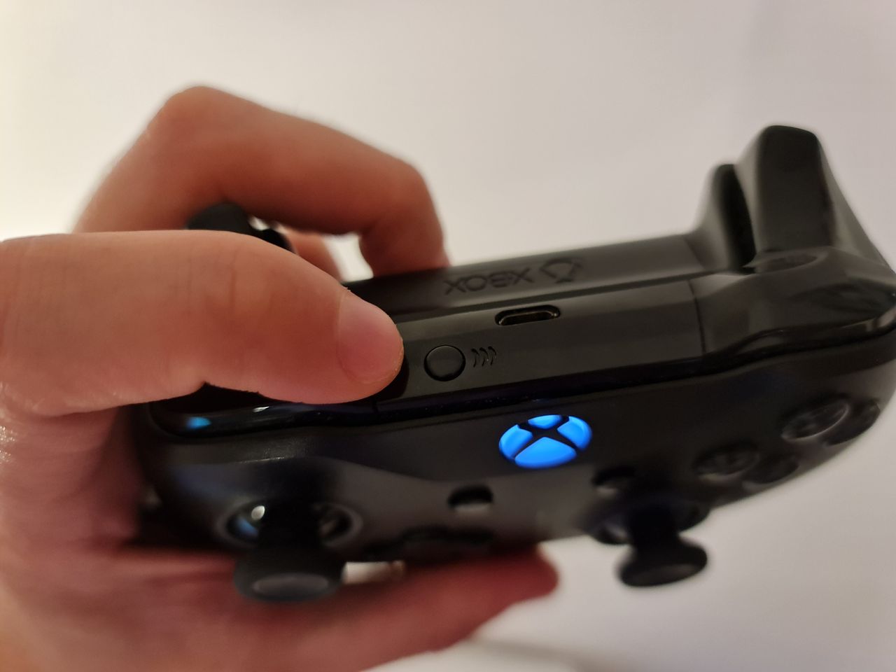 Tak wygląda przycisk parowania na padzie bezprzewodowym do Xbox One, fot. Jakub Krawczyński