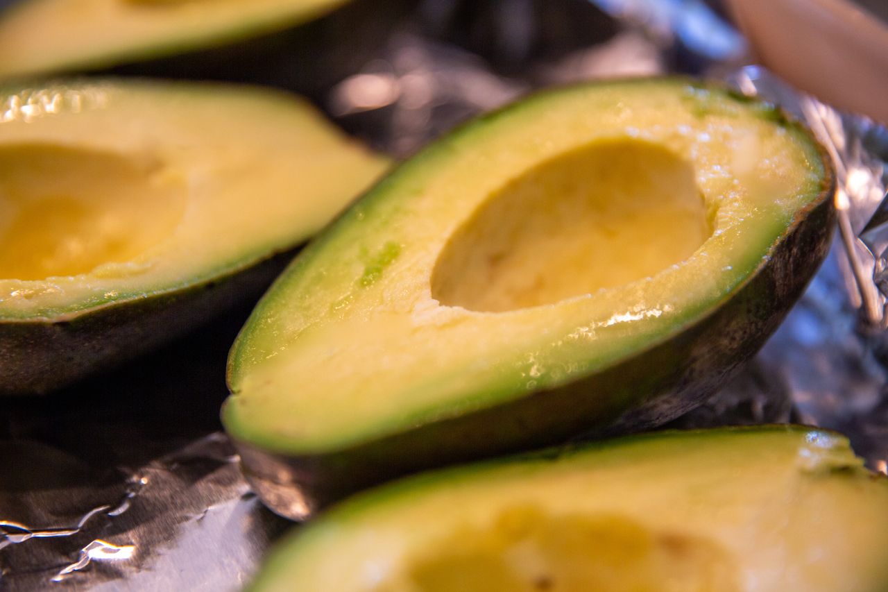 Jak przechowywać awokado? Zrób tak, a nie zrobi się ciemne